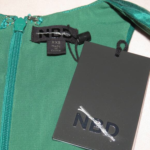 NBD Kelly Green Satin Beverly Blvd Deep V-Neck Evening Dress - Picture 10 of 12